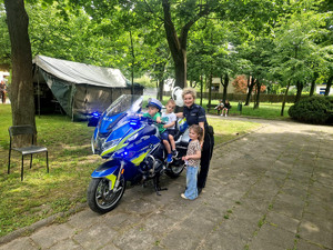 Policjanci z dziećmi podczas pikniku.