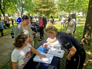 Policjanci z dziećmi podczas pikniku.