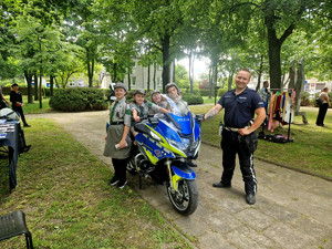 Policjanci z dziećmi podczas pikniku.