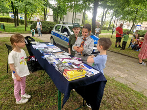 Policjanci z dziećmi podczas pikniku.