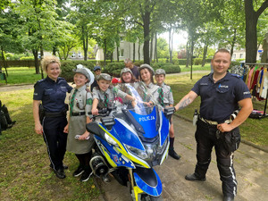 Policjanci z dziećmi podczas pikniku.