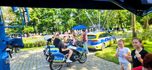 Policjanci z dziećmi podczas pikniku.
