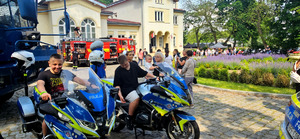 Policjanci z dziećmi podczas pikniku.