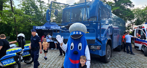 Policjanci z dziećmi podczas pikniku.