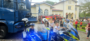 Policjanci z dziećmi podczas pikniku.