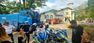 Policjanci z dziećmi podczas pikniku.