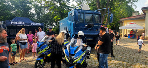 Policjanci z dziećmi podczas pikniku.