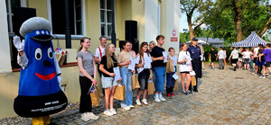Policjanci z dziećmi podczas pikniku.