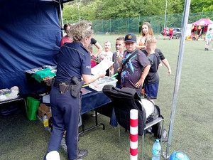 Policjanci wraz z dziećmi podczas pikniku.