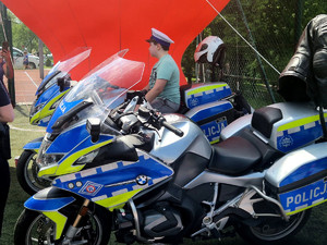Policjanci wraz z dziećmi podczas pikniku.