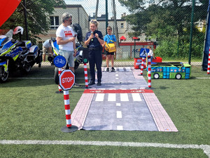Policjanci wraz z dziećmi podczas pikniku.