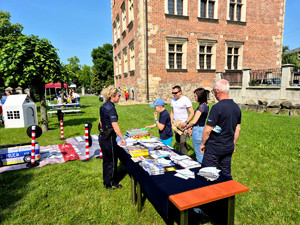 Policjanci podczas pikniku.