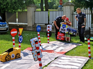 Policjanci podczas pikniku.