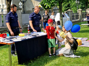 Policjanci podczas pikniku.