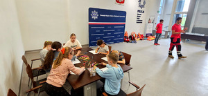 Policjanci i dzieci podczas dnia dziecka w piotrkowskiej komendzie.