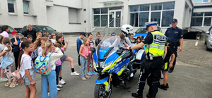 Policjanci i dzieci podczas dnia dziecka w piotrkowskiej komendzie.