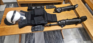 Policjanci i dzieci podczas dnia dziecka w piotrkowskiej komendzie.
