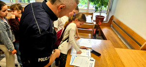 Policjanci i dzieci podczas dnia dziecka w piotrkowskiej komendzie.