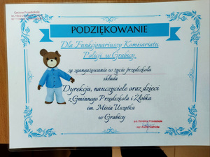 Policjant wraz z dziećmi podczas prelekcji w przedszkolu.