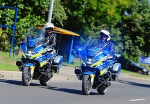 Policjanci na policyjnych motocyklach