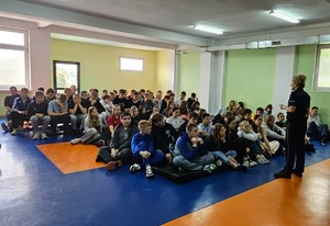 Policjantka podczas spotkania z uczniami.