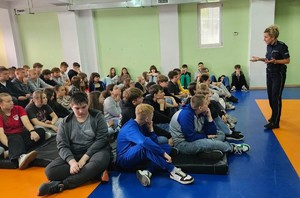 Policjantka podczas spotkania z uczniami.