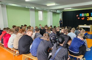 Policjantka podczas spotkania z uczniami.