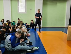 Policjantka podczas spotkania z uczniami.