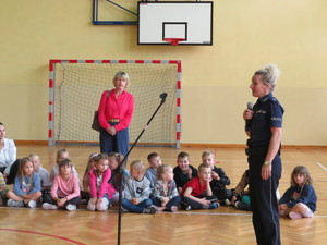 Policjantka podczas spotkania.