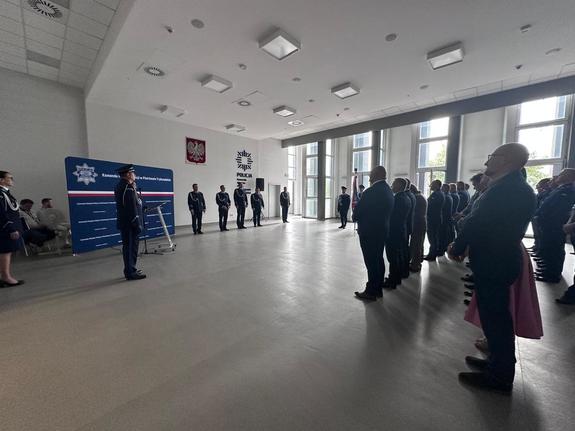 Policjanci podczas uroczystej zbiórki.