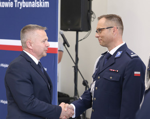 Policjanci podczas uroczystej zbiórki.