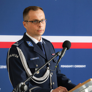Policjanci podczas uroczystej zbiórki.