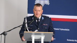 Policjanci podczas uroczystej zbiórki.