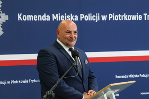 Policjanci podczas uroczystej zbiórki.