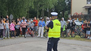 Policjanci wraz z uczniami podczas egzaminów.