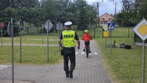 Policjanci wraz z uczniami podczas egzaminów.