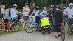 Policjanci wraz z uczniami podczas egzaminów.
