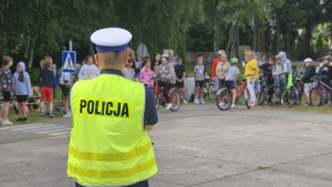Policjanci wraz z uczniami podczas egzaminów.
