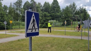 Policjanci wraz z uczniami podczas egzaminu.