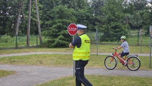 Policjanci wraz z uczniami podczas egzaminu.