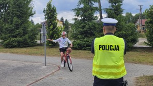 Policjanci wraz z uczniami podczas egzaminu.