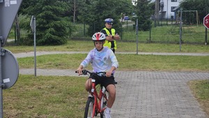 Policjanci wraz z uczniami podczas egzaminu.