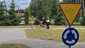 Policjanci wraz z uczniami podczas egzaminu.