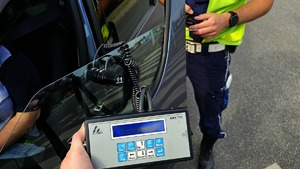 Policjanci podczas kontroli szyb w pojazdach.