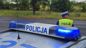 Policjanci podczas kontroli szyb w pojazdach.