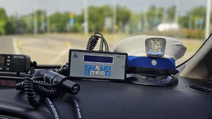 Policjanci podczas kontroli szyb w pojazdach.