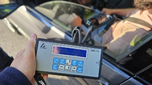 Policjanci podczas kontroli szyb w pojazdach.