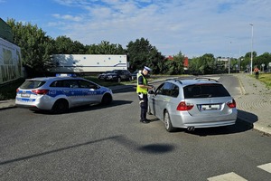 Policjanci podczas kontroli szyb w pojazdach.