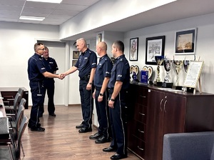 Policjanci w gabinecie Komendanta Miejskiego Policji w Piotrkowie Trybunalskim.