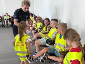 Policjantka wraz z dziećmi podczas spotkania.